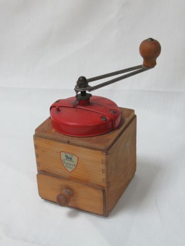 Null PEUGEOT Frères Coffee grinder in wood and metal. Circa 1970. Height: 18 cm