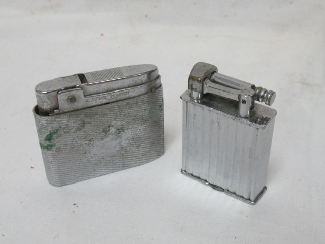 Null Lot de deux briquets en métal. 5 cm (usure)