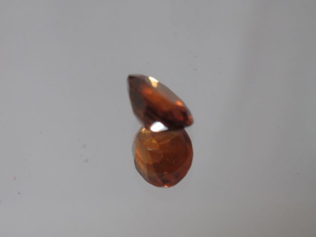 Null Oval orange garnet on paper

Weight: 1,60 ct approx