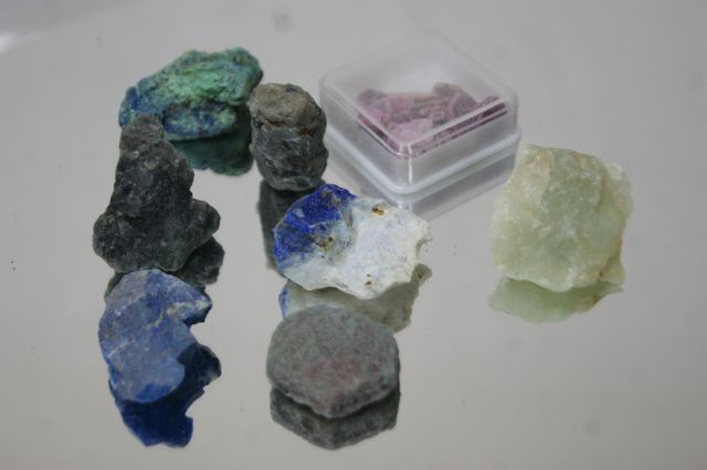 Null Lot of rough stones, including rubies, sapphires, lapis lazuli, malachite a&hellip;