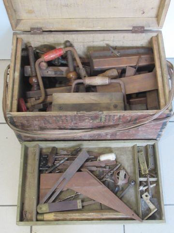 Null 
大批古董木工工具。包括一个标致的chignole。 装在一个木盒里（长度：50厘米）。
