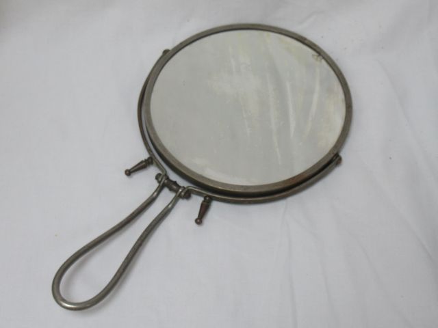 Null Miroir à poser en métal. 18 cm (éclats au verre). Circa 1940.