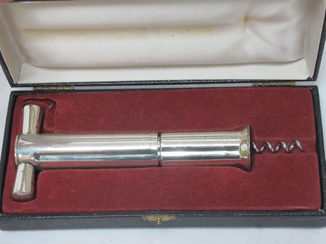 Null Corkscrew in silver plated metal. 19 cm In a case (wear)