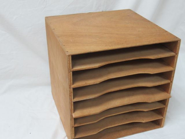 Null Casier à compartiments en bois. 30 x 28 x 29 cm