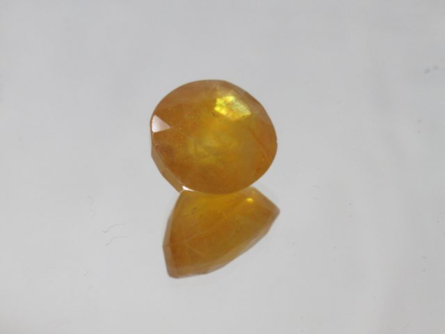 Null Yellow sapphire, oval cut. Weight : 24,25 carats. With its certificate.