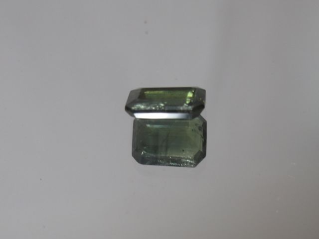 Null Blaugrüner Smaragdschliff-Saphir auf Papier

Gewicht: ca. 2,13 ct.