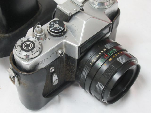 Null 泽尼特相机，型号EM。用其Helios- 44m 2/58镜头。约1980年。在其皮箱中。