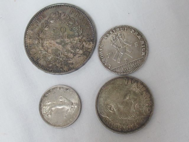 Null 一批3枚银币：1979年50法郎的Hercules，1985年100法郎的Zola，1920年1法郎的Semeuse。重量：50克，附有金属奖章。