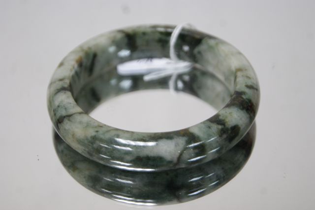 Null Bracelet en jade (536 carats en tout). Diam.: 6,8 cm