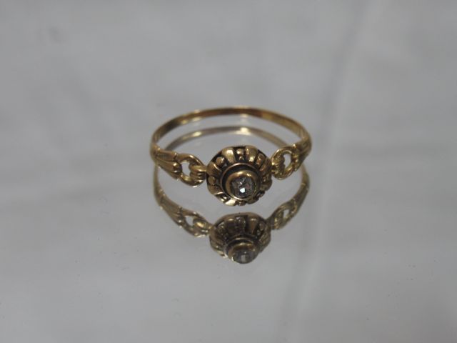 Null Ring aus 18 Karat Gelbgold, besetzt mit einem Diamanten. Bruttogewicht: 1,7&hellip;