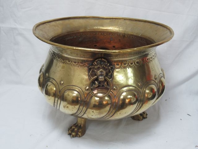 Null 黄铜大罐，饰有狮爪和狮头。高度：30厘米 直径：39厘米