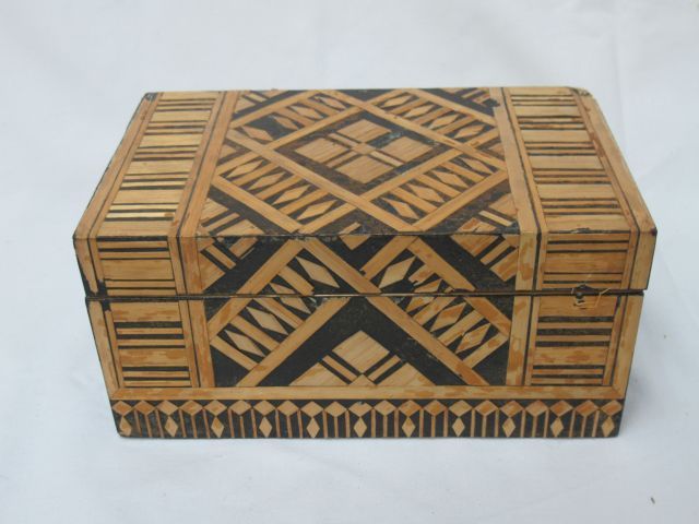 Null 稻草镶嵌盒。8 x 16 x 10厘米（略有缺失