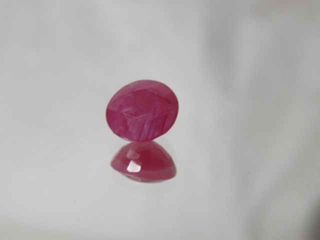 Null Ruby, round cut. Weight: 2.43 carats. With its certificate.