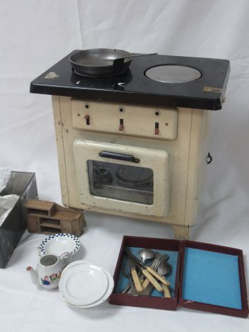Null 套装包括一个涂漆的金属儿童电饭煲（38厘米，磨损），一个小炉子，餐桌元素，小餐具。