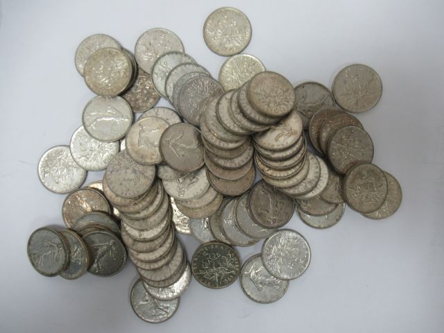 Null Lot de 79 pièces de 5 francs Semeuse en argent. Circa 1960. Poids : 952 g