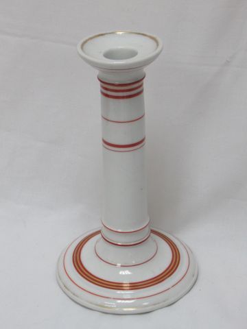 Null Weißer Porzellan-Kerzenhalter mit rotem Rand. Anfang des 20. Jahrhunderts. &hellip;
