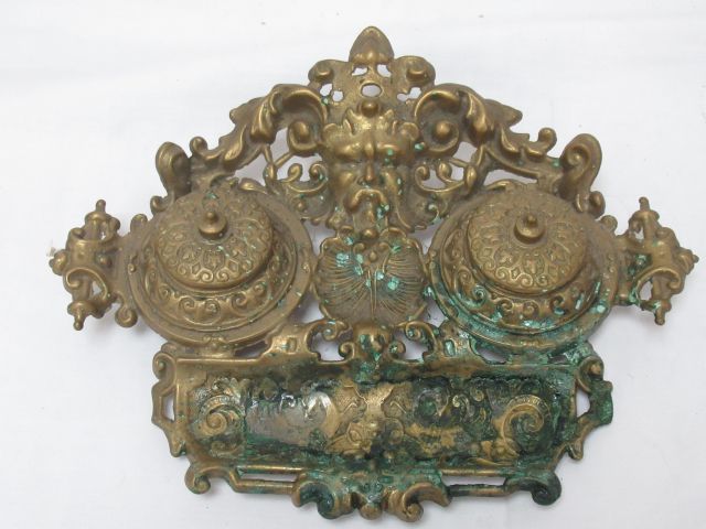 Null Encrier en bronze, à décor d'un mascaron. Modèle Louis XIV. Long.: 28 cm (m&hellip;
