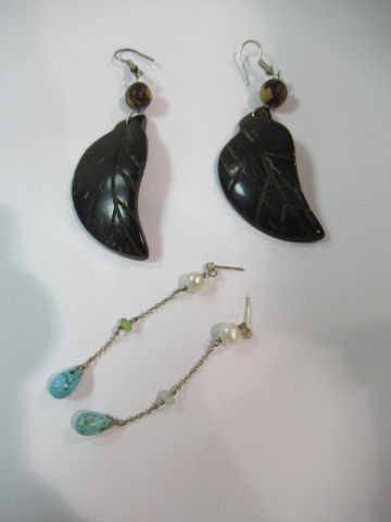 Null 一对饰有养殖珍珠和绿松石的银质耳环（扣子丢失），毛重2克。一对模仿木头的叶子形状的树脂耳环