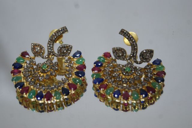 Null Ein Paar Vermeil-Ohrringe, besetzt mit Rubinen, Saphiren, Smaragden und Dia&hellip;