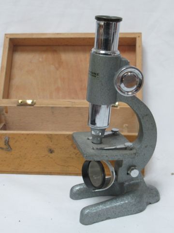 Null MANUFRANCE Metallmikroskop. 17 cm Ca. 1970. In seiner Holzkiste.
