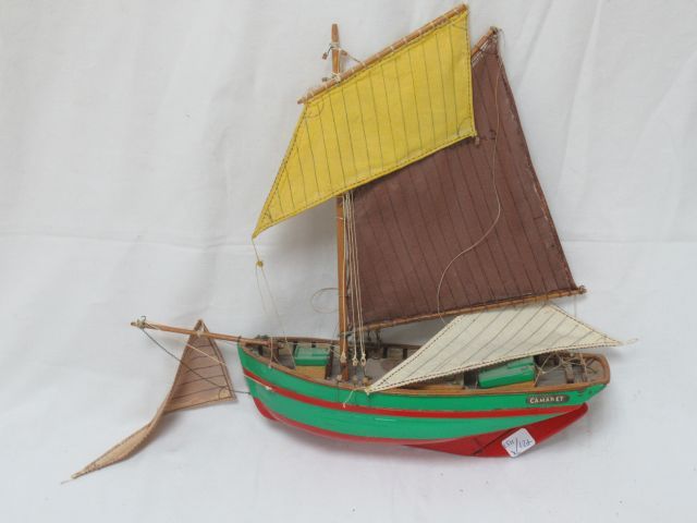 Null 用木头和布料制作的模型船。长度：29厘米（要重新连接的元素）。附有一个纸板底座。
