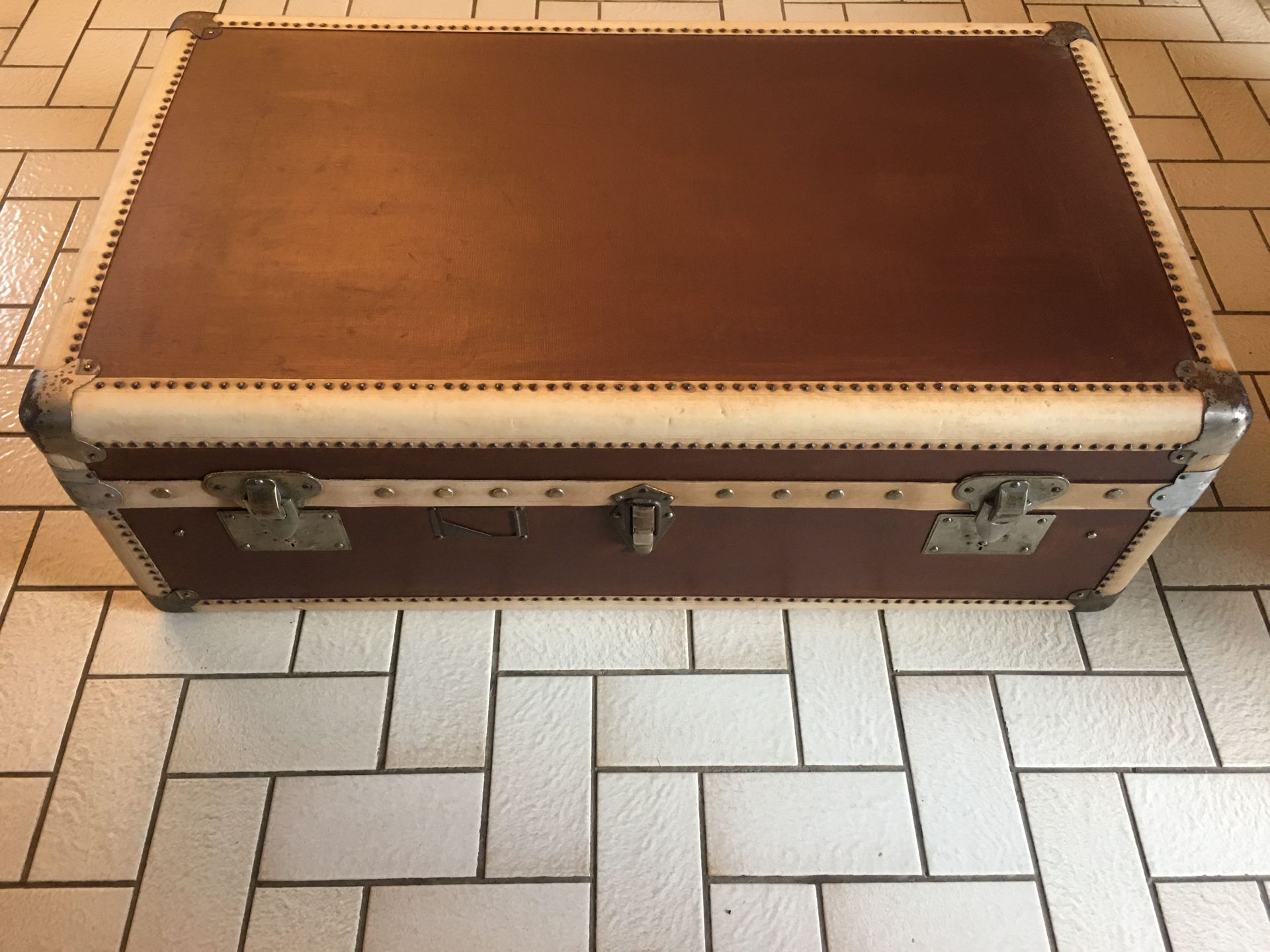 Null Grande et ancienne malle valise. 58x100cm H 35cm (restaurée)
