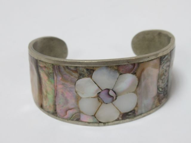 Null Silver bracelet with mother of pearl inlay. Mexican work. Weight : 28,78 g