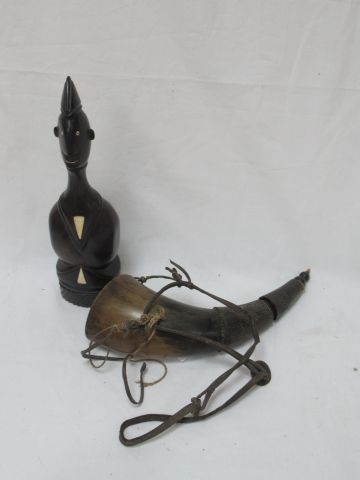 Null AFFRIQUE，拍品包括一个角质火药瓶和一个嵌有装饰的木质雕塑，描绘的是一个男性形象，23至27厘米。
