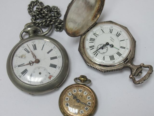 Null Lot von zwei Metall-Taschenuhren. Eine Uhrenkette und eine vergoldete Metal&hellip;