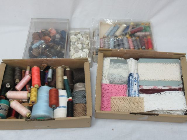 Null Strong set of haberdashery, including buttons, thread, braids...