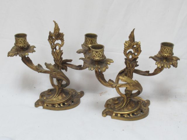 Null Paar vergoldete Bronze-Kerzenständer. Modell Rocaille. Höhe: 21 cm
