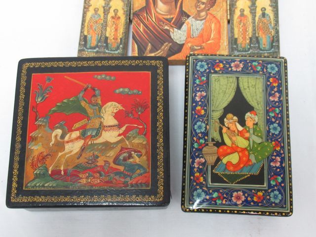 Null RUSSIA Lot of two lacquered wood boxes. A small icon is attached. 10 cm