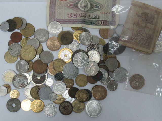 Null WORLD Small lot of coins and banknotes. We join a "Charles de Gaulle" key r&hellip;