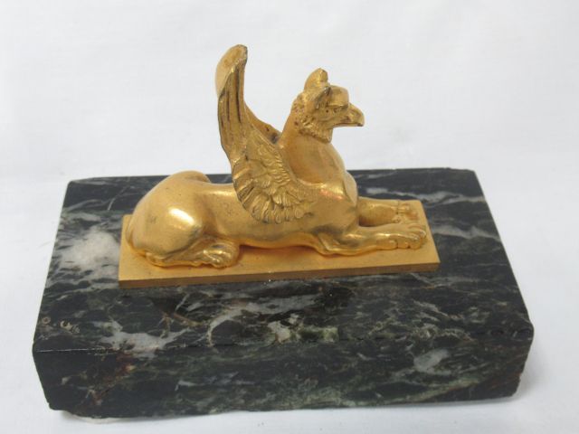 Null Presse-papier en bronze doré et marbre vert, à décor d'un sphinx. XIXe sièc&hellip;