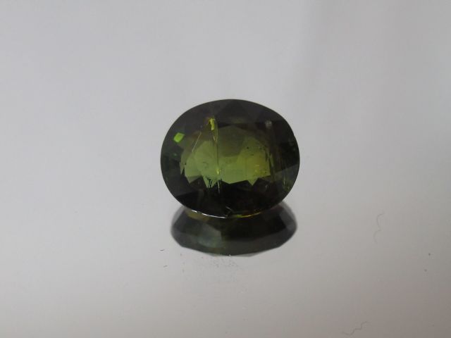 Null Ovaler grüner Turmalin auf Papier

Gewicht: ca. 3,77 ct