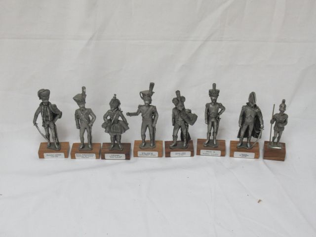 Null 一套锡制小雕像，代表帝国卫队的士兵。木制的底座。14厘米