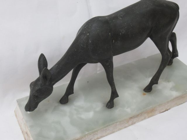 Null Sculpture in regula with brown patina, representing a deer. Onyx base (miss&hellip;