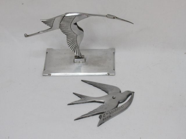 Null 一件白色金属雕塑的造型鸟，13厘米。还有一个带有鸽子的忠利机构广告盘，13厘米。