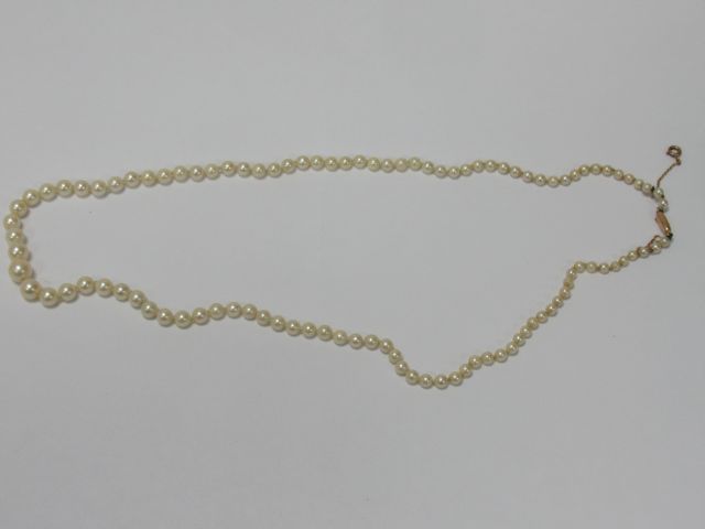 Null 养殖珍珠项链，18K黄金搭扣。长度：48厘米（开放）。