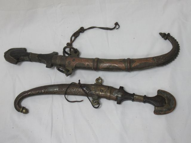 Null ORIENT Lot de deux poignards en métal et bois. 39-45 cm