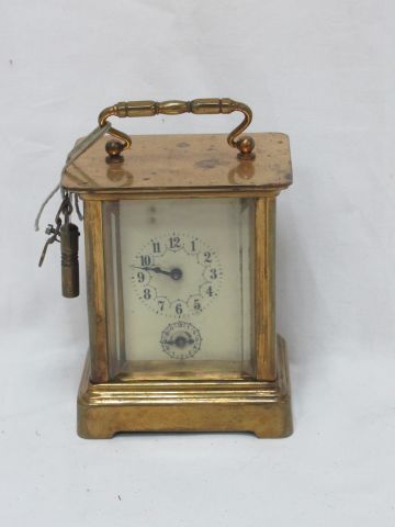 Null Brass officer's clock. Height: 10 cm With its key.