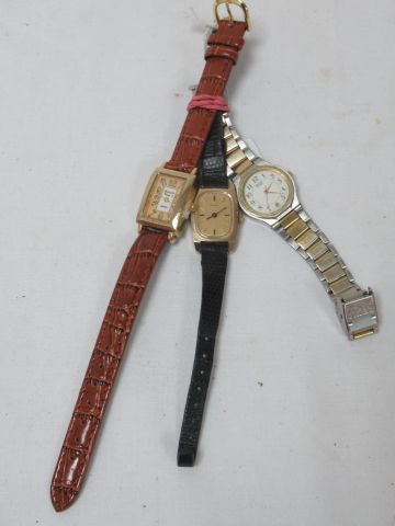 Null SEIKO, montre pour dame en métal doré et acier, on y joint deux montres don&hellip;