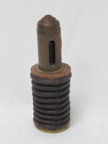 Null Anruf aus Metall und Karton, L: 12 cm. Um 1940.