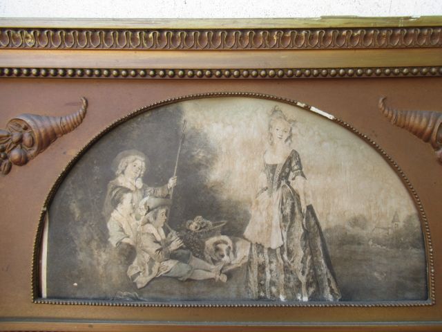 Null 镀金和粉刷的木制镜架，上部有一个黑色石版画。20世纪。155 x 73厘米（意外）。