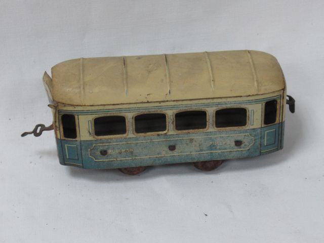 Null JEP Wagon-voyageur en tôle laquée. Long.: 14 cm Circa 1930 (usure, rouille)