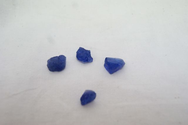 Null Tanzanites brutes. 25,5 carats en tout.