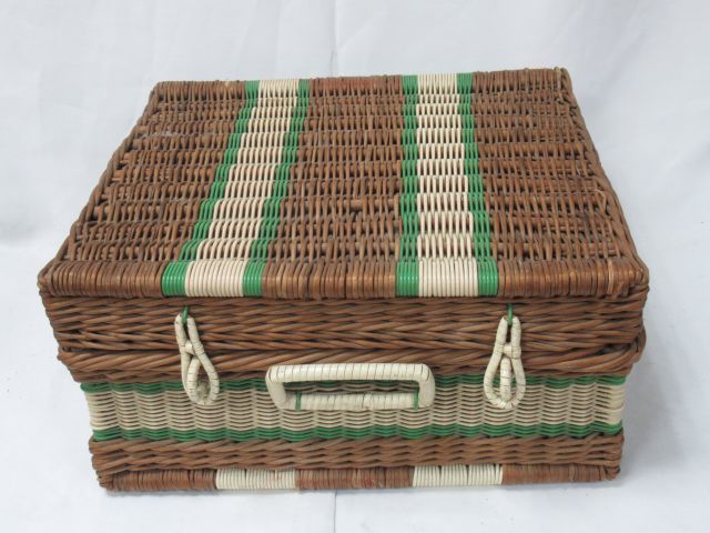Null Picnic basket, including resin utensils, a thermos flask, cups ... Circa 19&hellip;