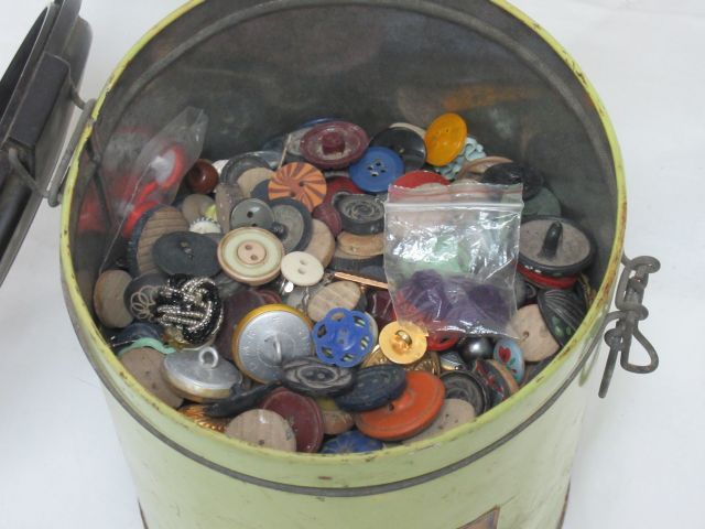 Null MERCERIE 大批古董纽扣，有金属的，软木的，电木的。在一个金属调料盒（19厘米）中