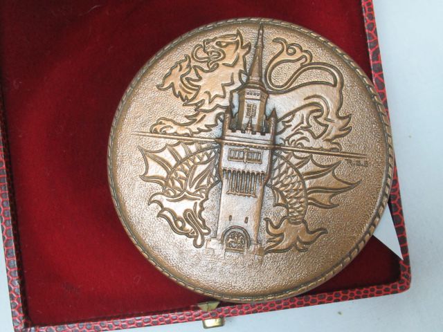 Null 一枚铜牌，显示了敦刻尔克港的情况。直径：6.5厘米 在它的箱子里。