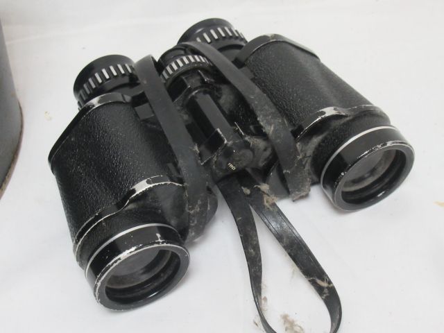 Null Pair of black lacquered metal binoculars. 7x35. (wear) In their case.